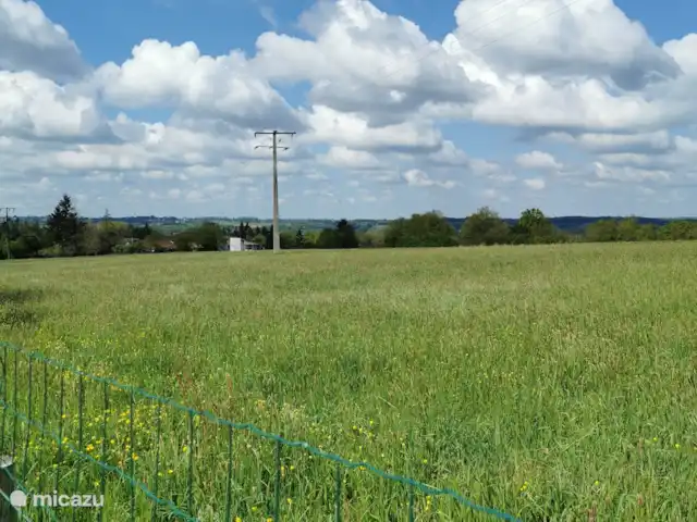Gîte Rochechouart | France, Charente, Chirac - gîte / cottage Vue sur la cour arrière,
Notre jardin est entièrement clôturé.