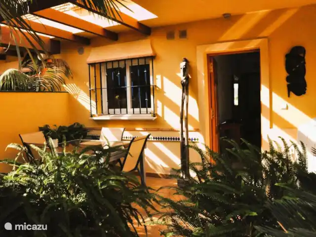 Baviera Golf - Casa Hoyo 6 | Julio-Agosto en España, Costa del Sol, Caleta de Vélez - casa vacacional Acogedor patio con ambiente tropical, perfecto para momentos de relax!