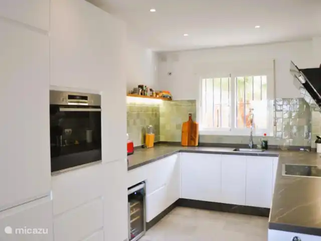 Baviera Golf - Casa Hoyo 6 | Julio-Agosto en España, Costa del Sol, Caleta de Vélez - casa vacacional Cocina moderna y elegante, totalmente equipada.