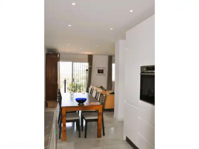 Baviera Golf - Casa Hoyo 6 | Julio-Agosto en España, Costa del Sol, Caleta de Vélez - casa vacacional Amplio y luminoso comedor y sala de estar con cocina abierta