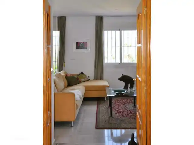 Baviera Golf - Casa Hoyo 6 | Julio-Agosto en España, Costa del Sol, Caleta de Vélez - casa vacacional Acogedora sala de estar con una cómoda sala de estar