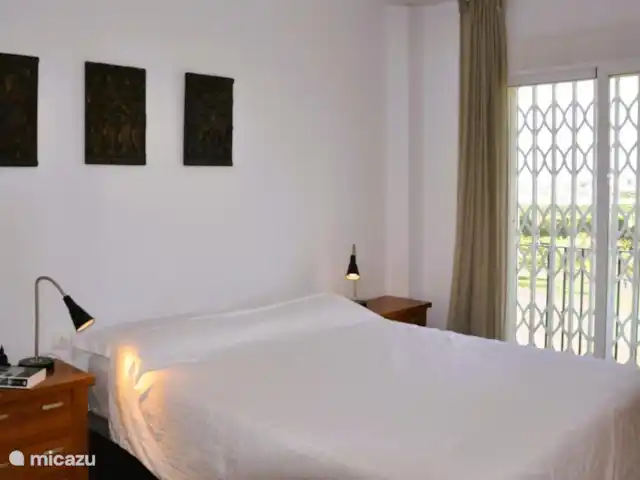 Baviera Golf - Casa Hoyo 6 | Julio-Agosto en España, Costa del Sol, Caleta de Vélez - casa vacacional Amplio y luminoso dormitorio con preciosas vistas