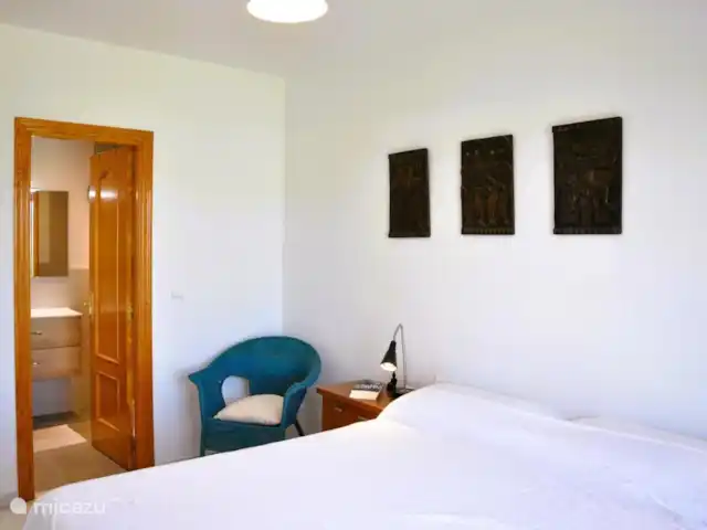 Baviera Golf - Casa Hoyo 6 | Julio-Agosto en España, Costa del Sol, Caleta de Vélez - casa vacacional Amplio dormitorio principal con baño privado
