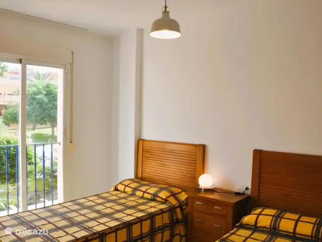 Baviera Golf - Casa Hoyo 6 | Julio-Agosto en España, Costa del Sol, Caleta de Vélez - casa vacacional Cómodo dormitorio con dos camas individuales