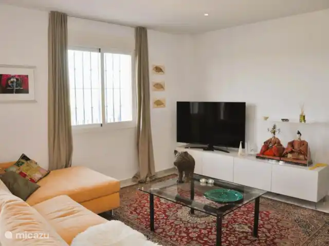 Baviera Golf - Casa Hoyo 6 | Julio-Agosto en España, Costa del Sol, Caleta de Vélez - casa vacacional Salón acogedor y luminoso con un ambiente cálido