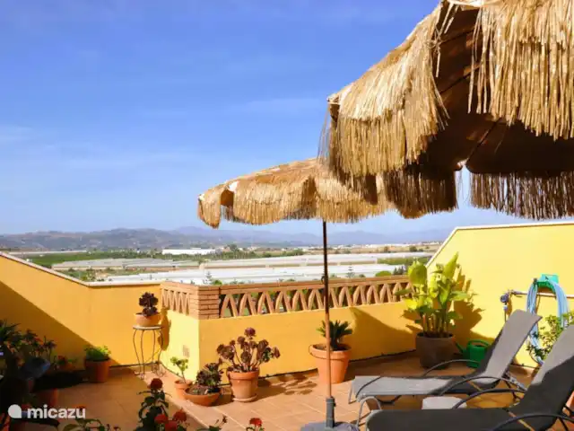 Baviera Golf - Casa Hoyo 6 | Julio-Agosto en España, Costa del Sol, Caleta de Vélez - casa vacacional Terraza soleada en la azotea con vistas panorámicas, ¡máximo disfrute!
