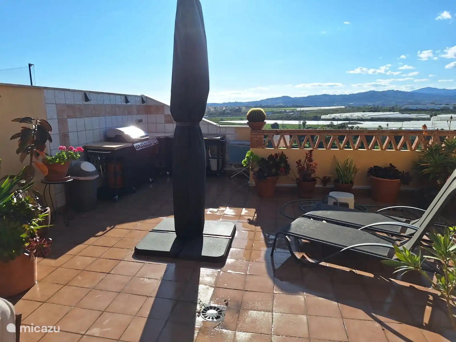 Azotea diurna con vistas y tumbonas
