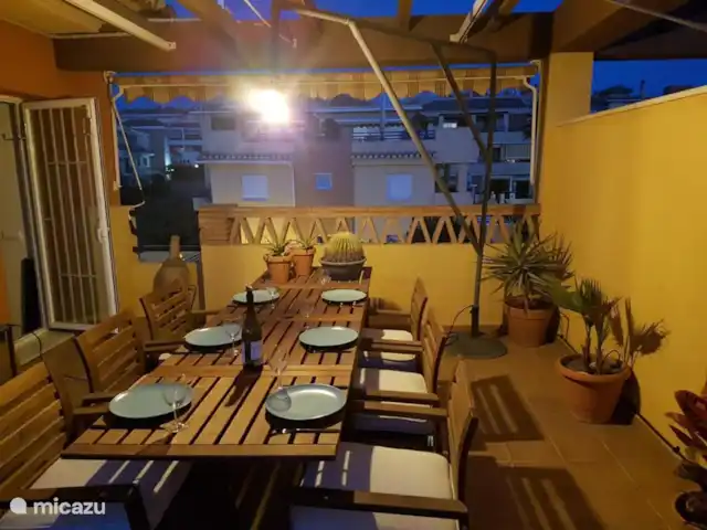 Baviera Golf - Casa Hoyo 6 | Julio-Agosto en España, Costa del Sol, Caleta de Vélez - casa vacacional Puesta de noche en la terraza, cena atmosférica bajo las estrellas