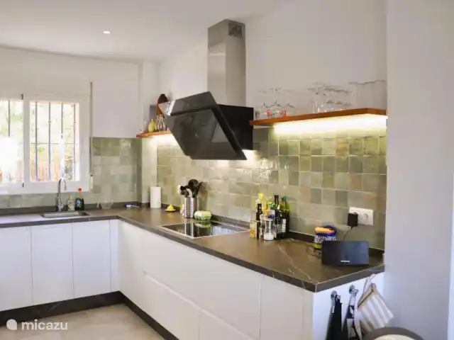 Baviera Golf - Casa Hoyo 6 | Julio-Agosto en España, Costa del Sol, Caleta de Vélez - casa vacacional Cocina moderna de diseño con atractivos detalles