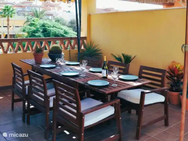 Baviera Golf - Casa Hoyo 6 | Julio-Agosto en España, Costa del Sol, Caleta de Vélez - casa vacacional Acogedora zona de comedor en la terraza, perfecta para las largas tardes de verano