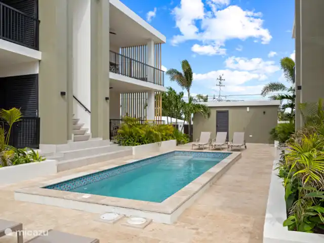 Location de Vacances Curaçao, Banda Ariba (est), Mambo Beach, appartement - Crystal Sands Resort Curaçao Chaises longues au bord de la piscine.
