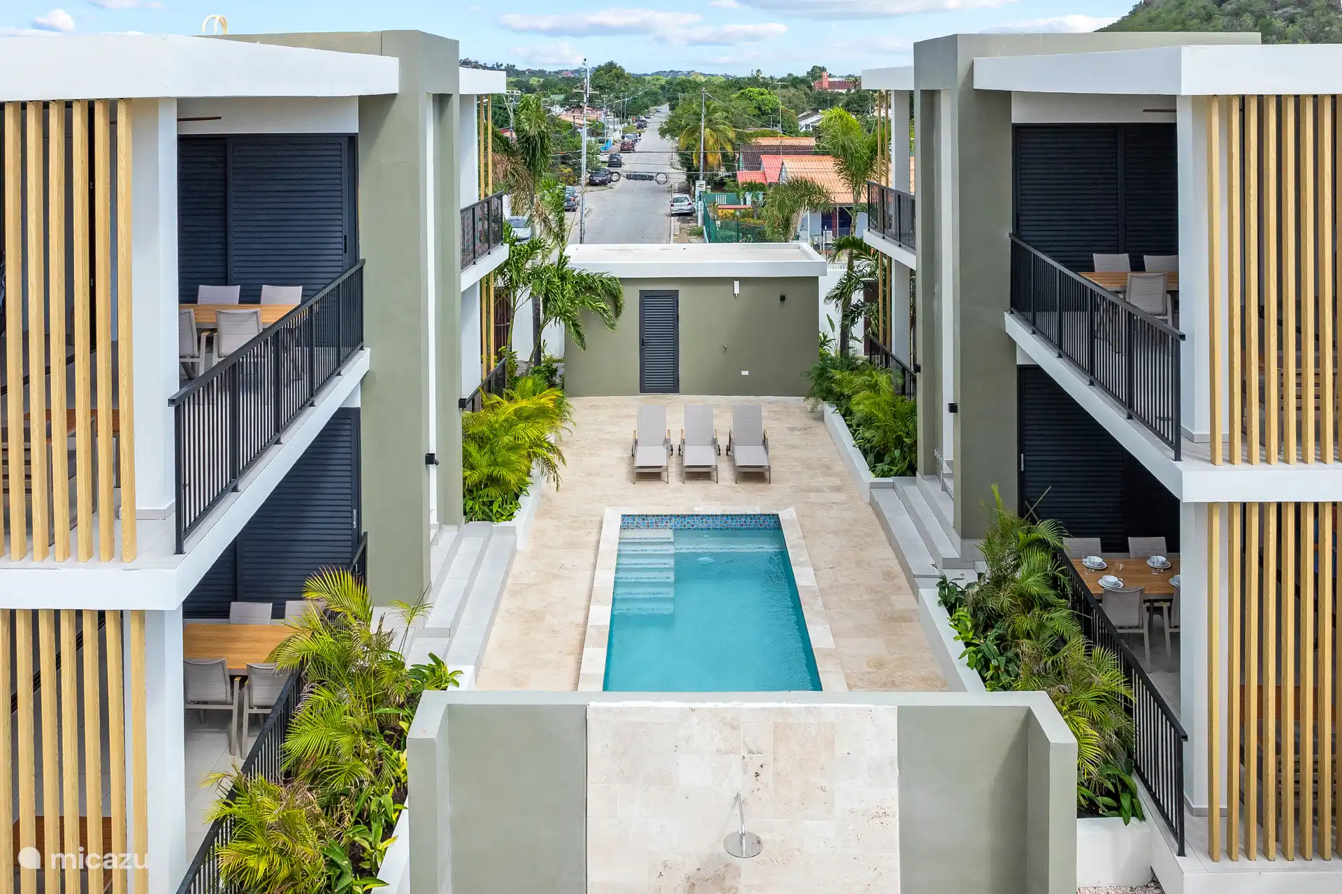 Beautiful new resort within walking distance of Mambo Beach