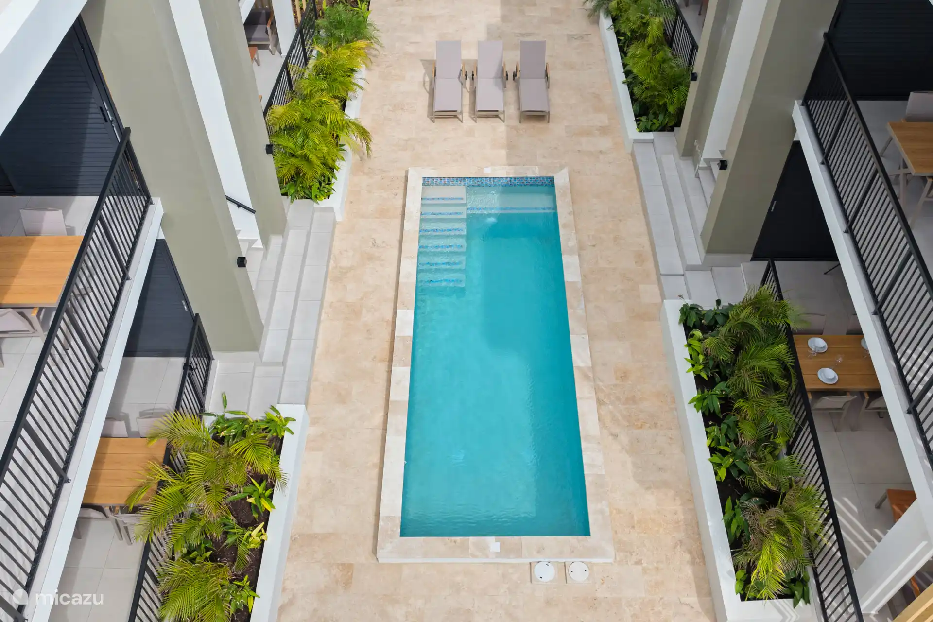 8 apartment built in a Melrose Style. Luxury and comfort