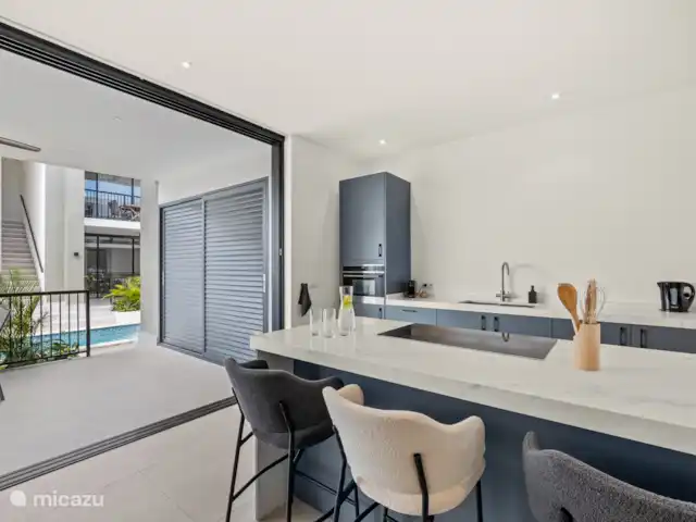 Location de Vacances Curaçao, Banda Ariba (est), Mambo Beach, appartement - Crystal Sands Resort Curaçao Îlot de cuisine avec bar