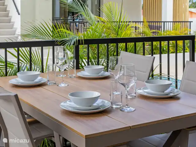 Location de Vacances Curaçao, Banda Ariba (est), Mambo Beach, appartement - Crystal Sands Resort Curaçao Table à manger sur la terrasse couverte pour le petit-déjeuner, le déjeuner ou le dîner.