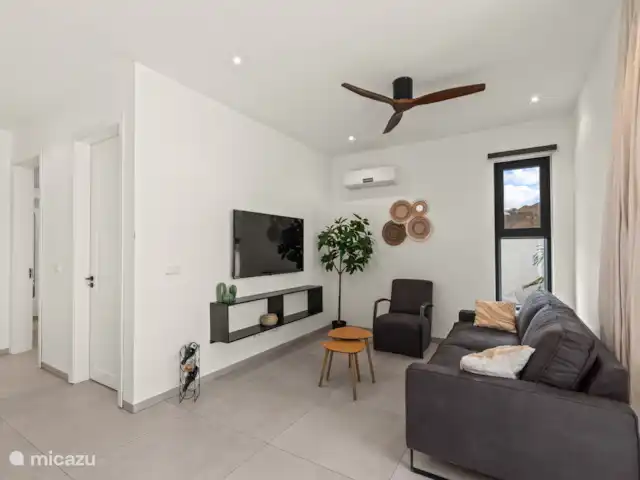 Location de Vacances Curaçao, Banda Ariba (est), Mambo Beach, appartement - Crystal Sands Resort Curaçao Salon avec ventilateur de plafond et climatisation