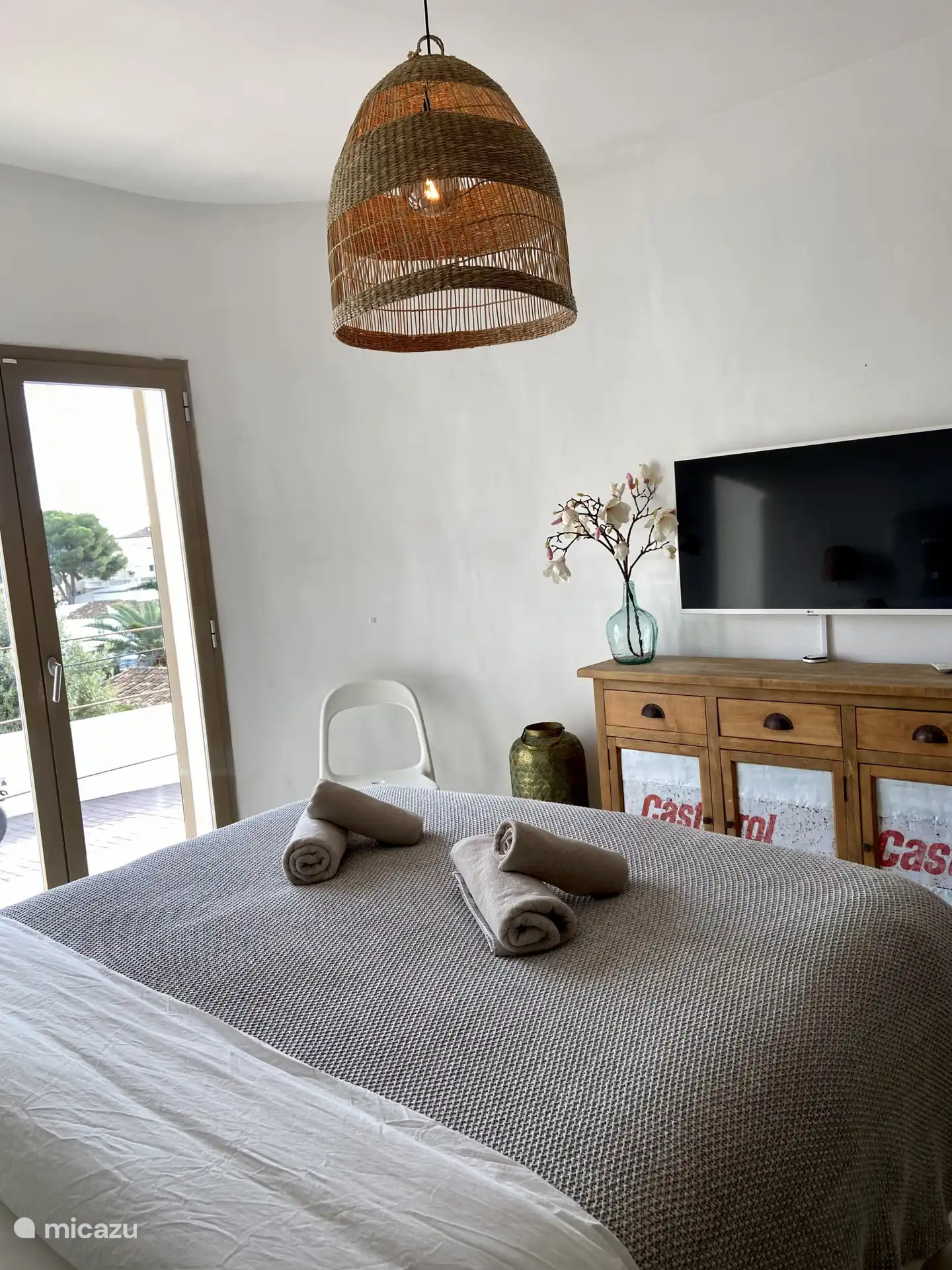 Ver la televisión fuera de la cama