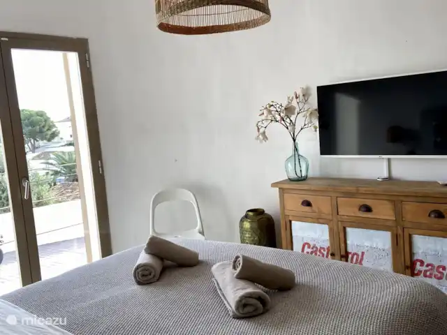 Villa de estilo ibicenco + vistas al mar en España, Costa Blanca, Moraira - villa Ver la televisión fuera de la cama