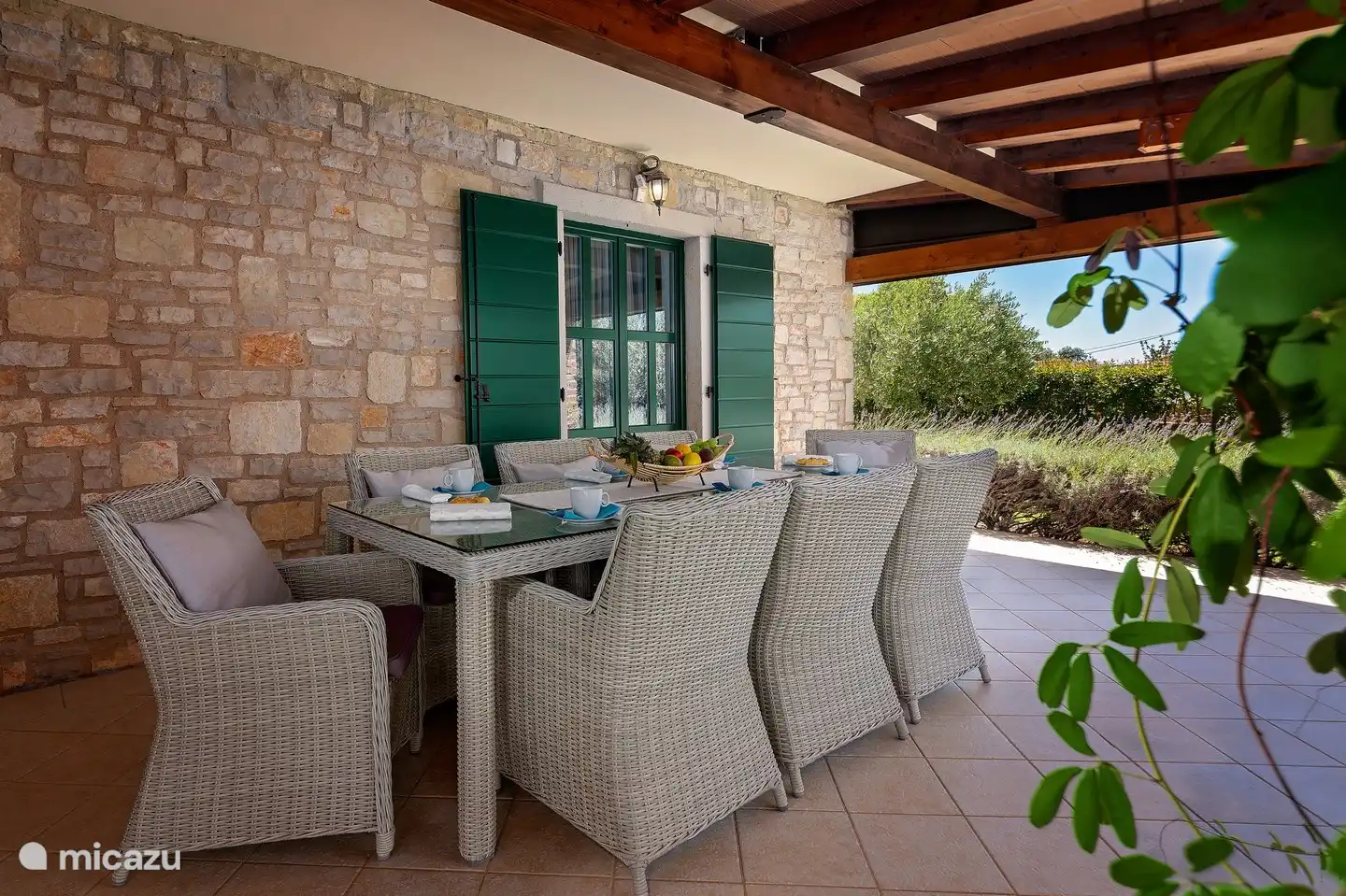 véranda + table à manger extérieure