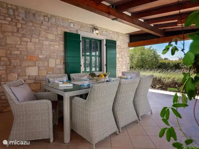 Villa Baldasi 19 en Croacia, Istria, Kastelir-Labinci - villa Veranda + mesa de comedor al aire libre