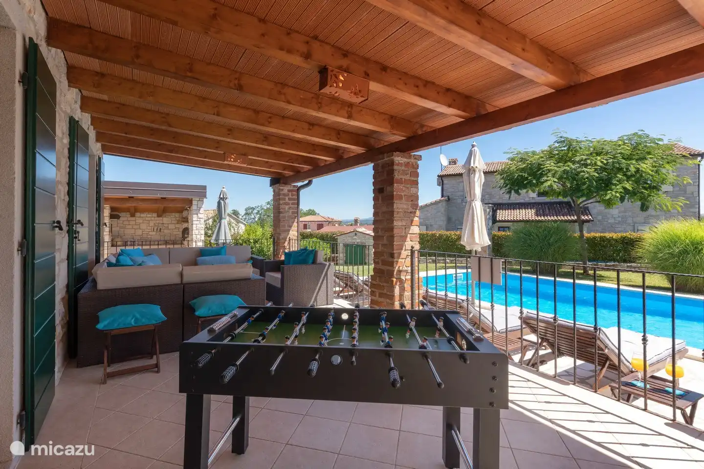 Véranda avec coin salon et baby-foot