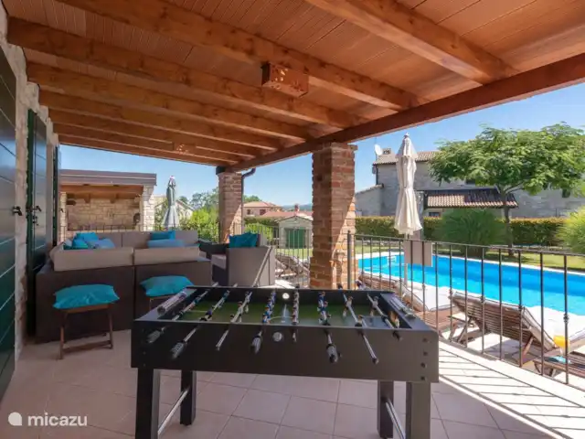 Villa Baldasi 19 en Croacia, Istria, Kastelir-Labinci - villa Porche con zona de estar y futbolín