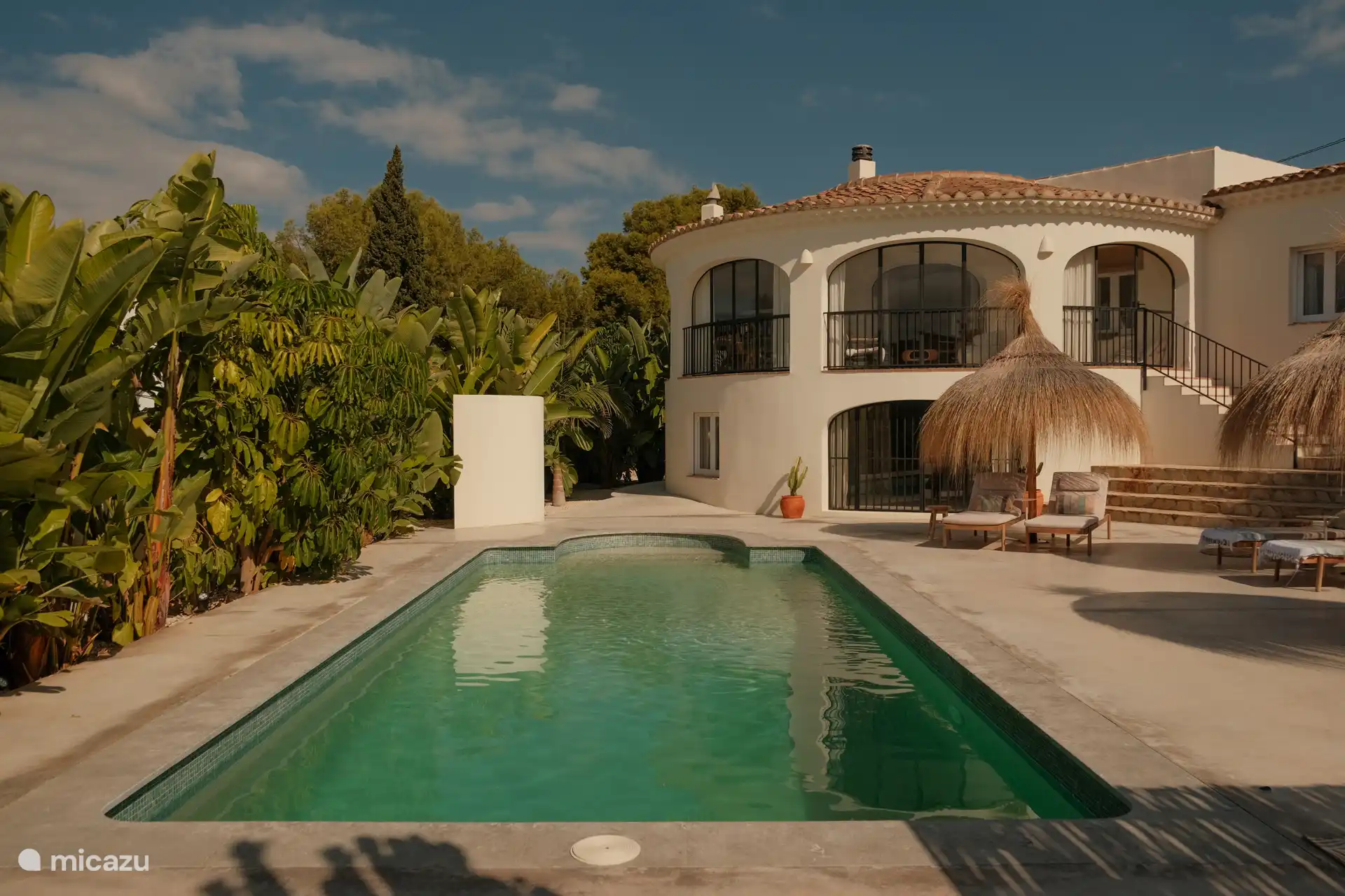 Casa Alano está situada en medio de un exuberante jardín mediterráneo con palmeras y rincones atractivos para descansar. La vida mediterránea en su máxima expresión.