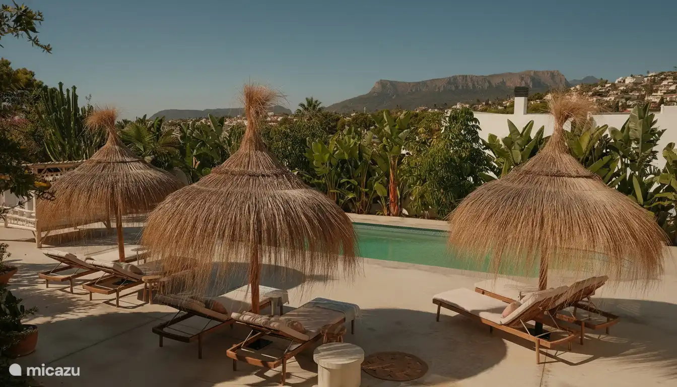 En la soleada terraza hay 8 cómodas tumbonas, 2 tumbonas y una amplia cama balinesa con almohadas.