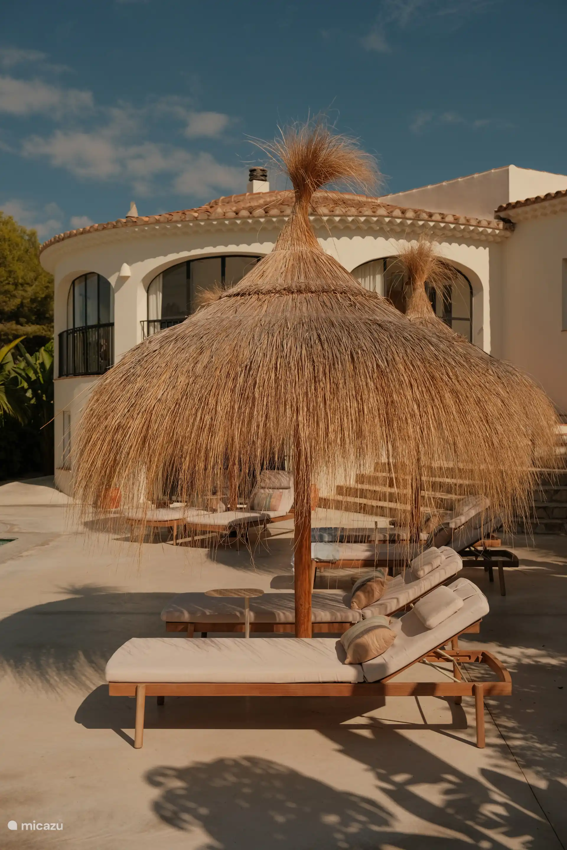 En la terraza hay 8 lujosas tumbonas, 2 tumbonas y una amplia cama balinesa