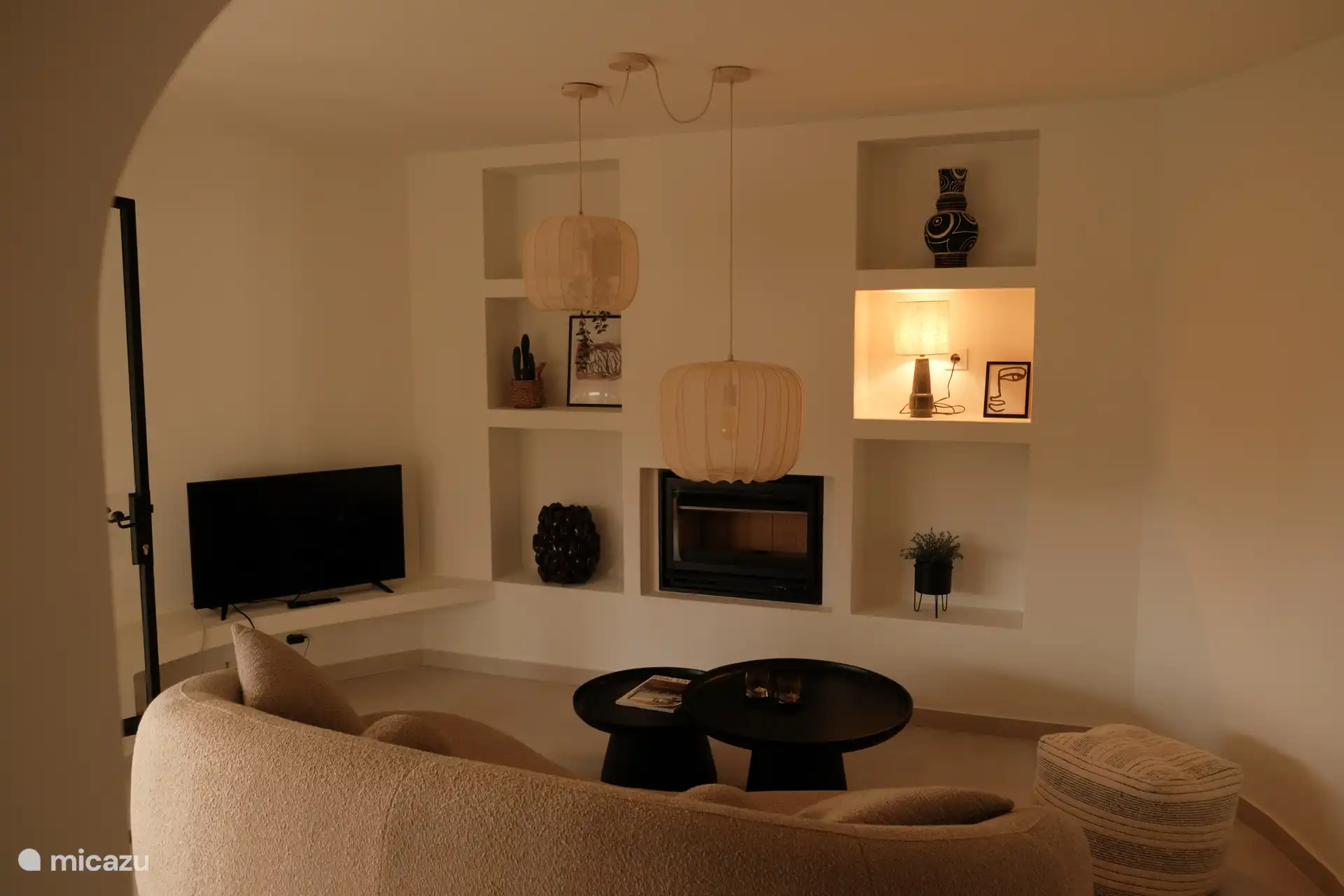 Noches acogedoras en Casa Alano. Toda la iluminación dentro de la casa es regulable.