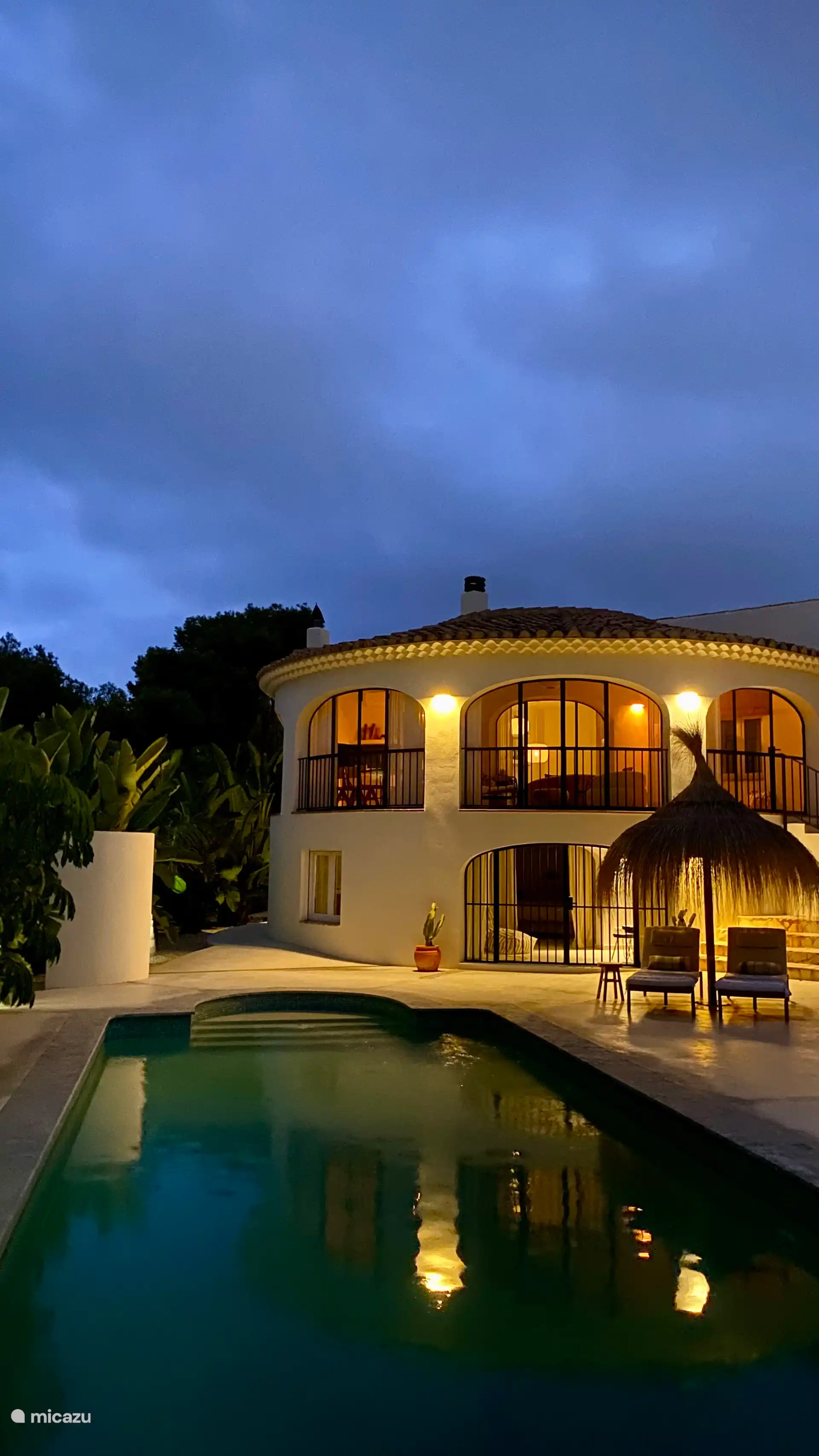 El jardín y la terraza de Casa Alano están iluminados de forma atractiva. La piscina tiene diferentes colores.