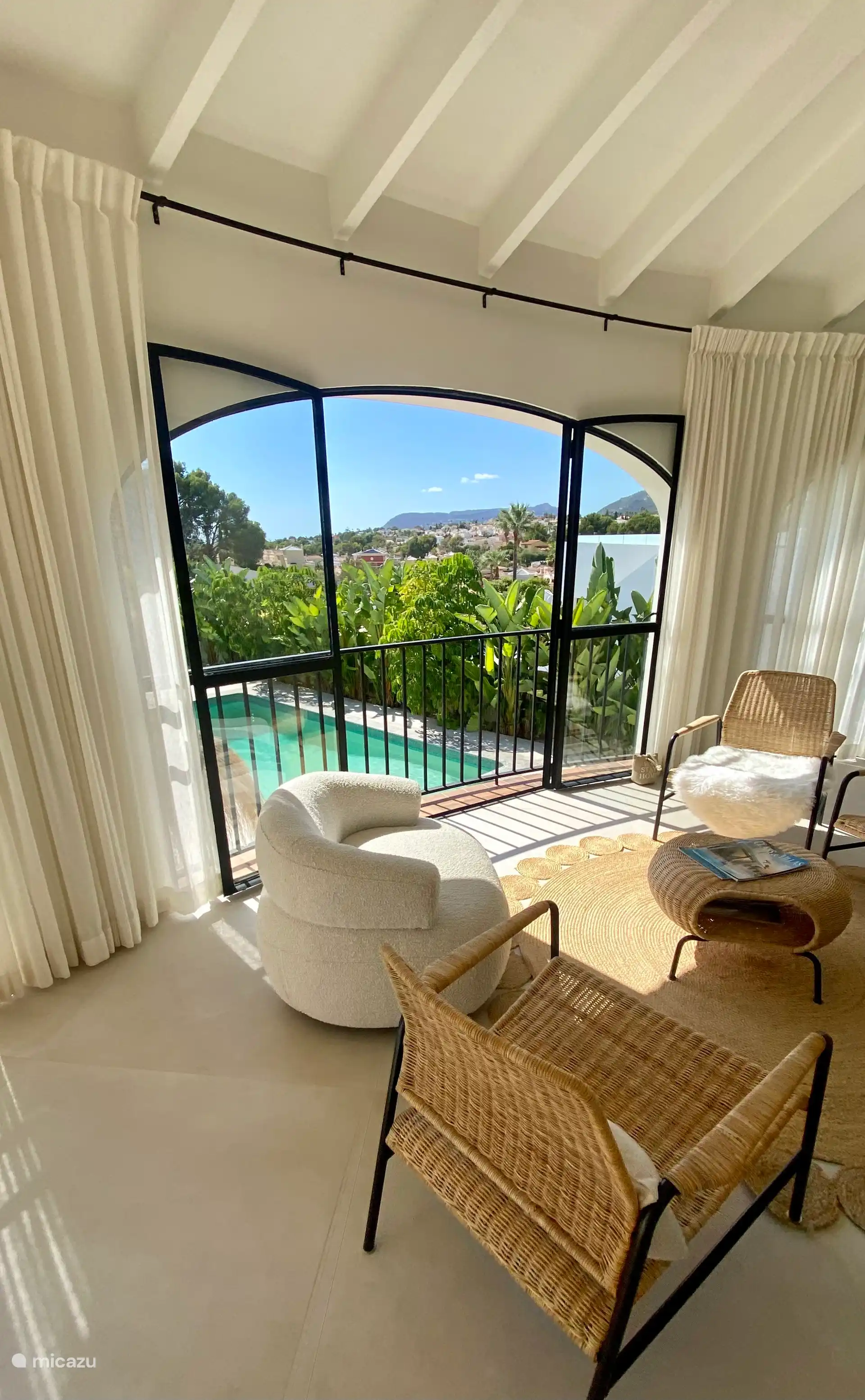 En la naya hay una zona extra para sentarse y se disfruta de unas vistas impresionantes sobre Calpe