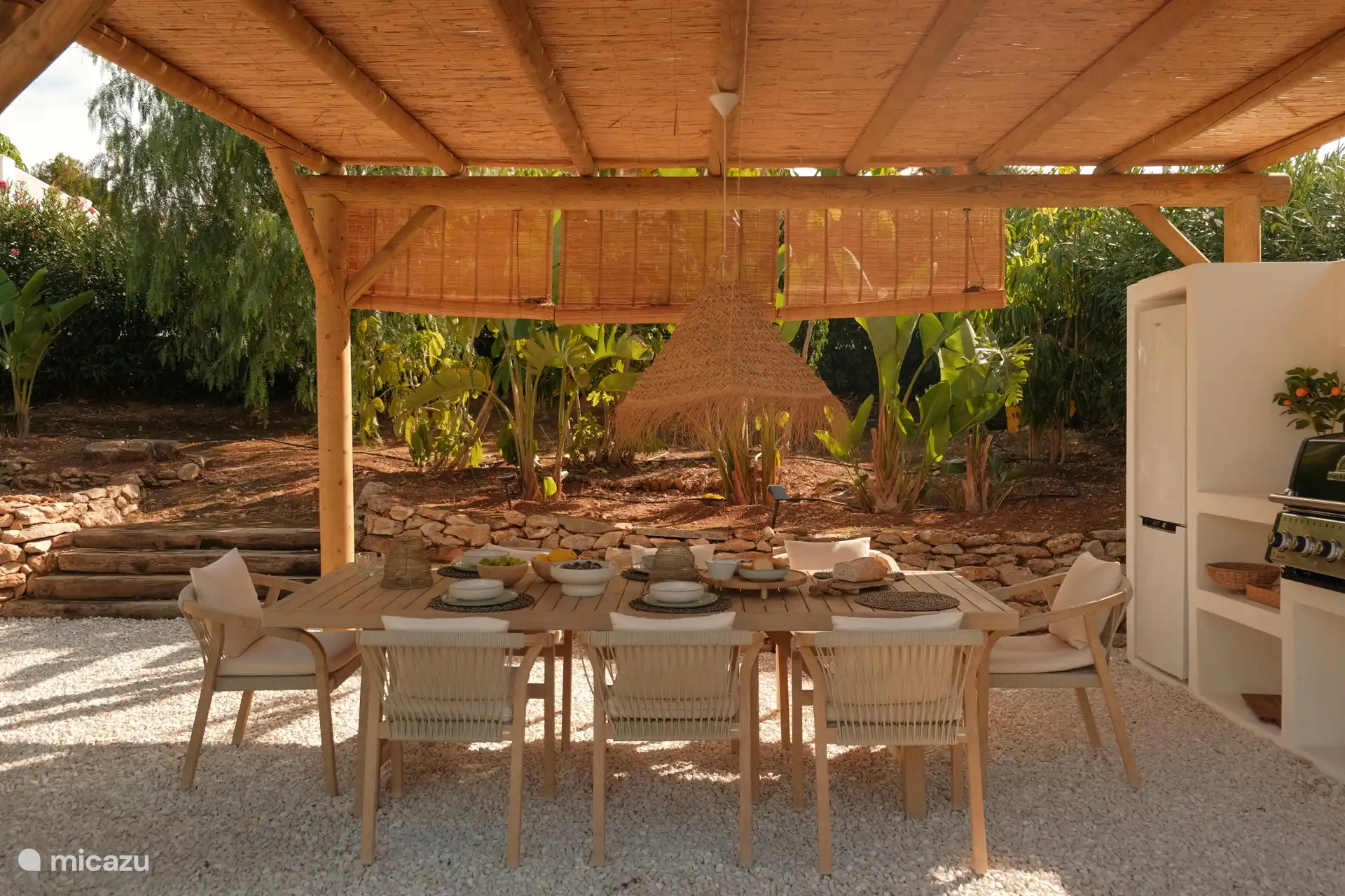 Cocina exterior con barbacoa de gas