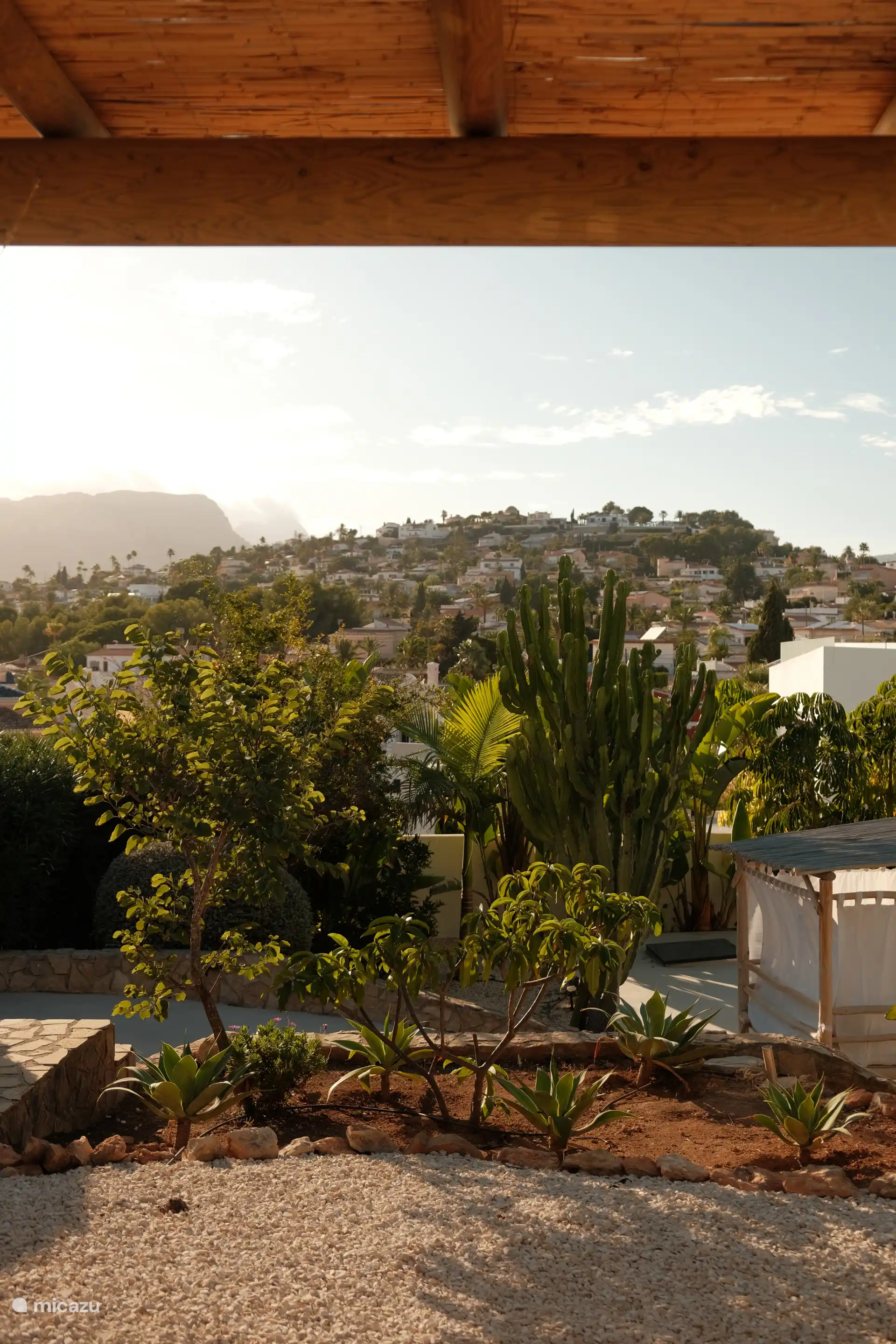 Vista de las montañas Bernia y Olta desde la cocina exterior.