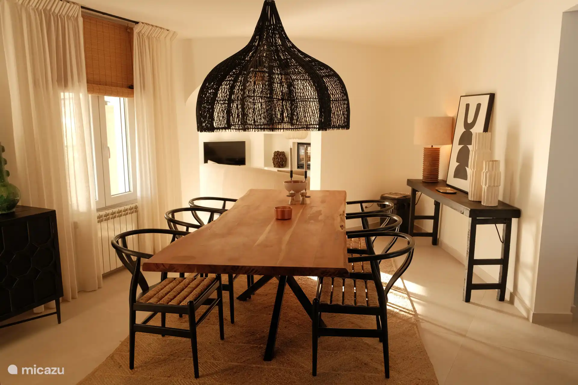 Mesa de comedor espaciosa para 8 personas (se pueden añadir 2 sillas en ambos extremos).