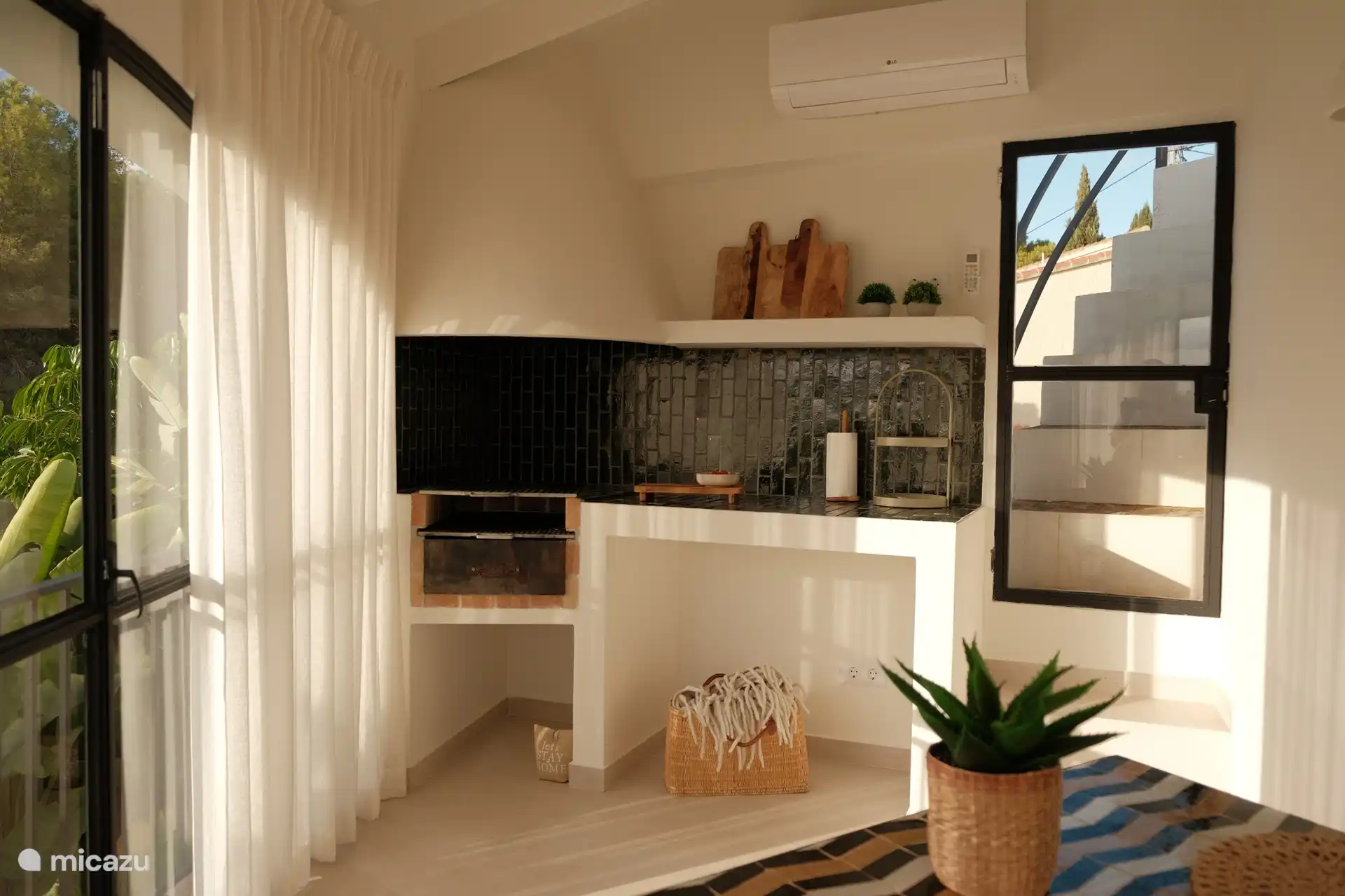 Barbacoa en la naya. En los meses cálidos, todas las ventanas de la naya se pueden abrir completamente para crear una sensación interior-exterior.