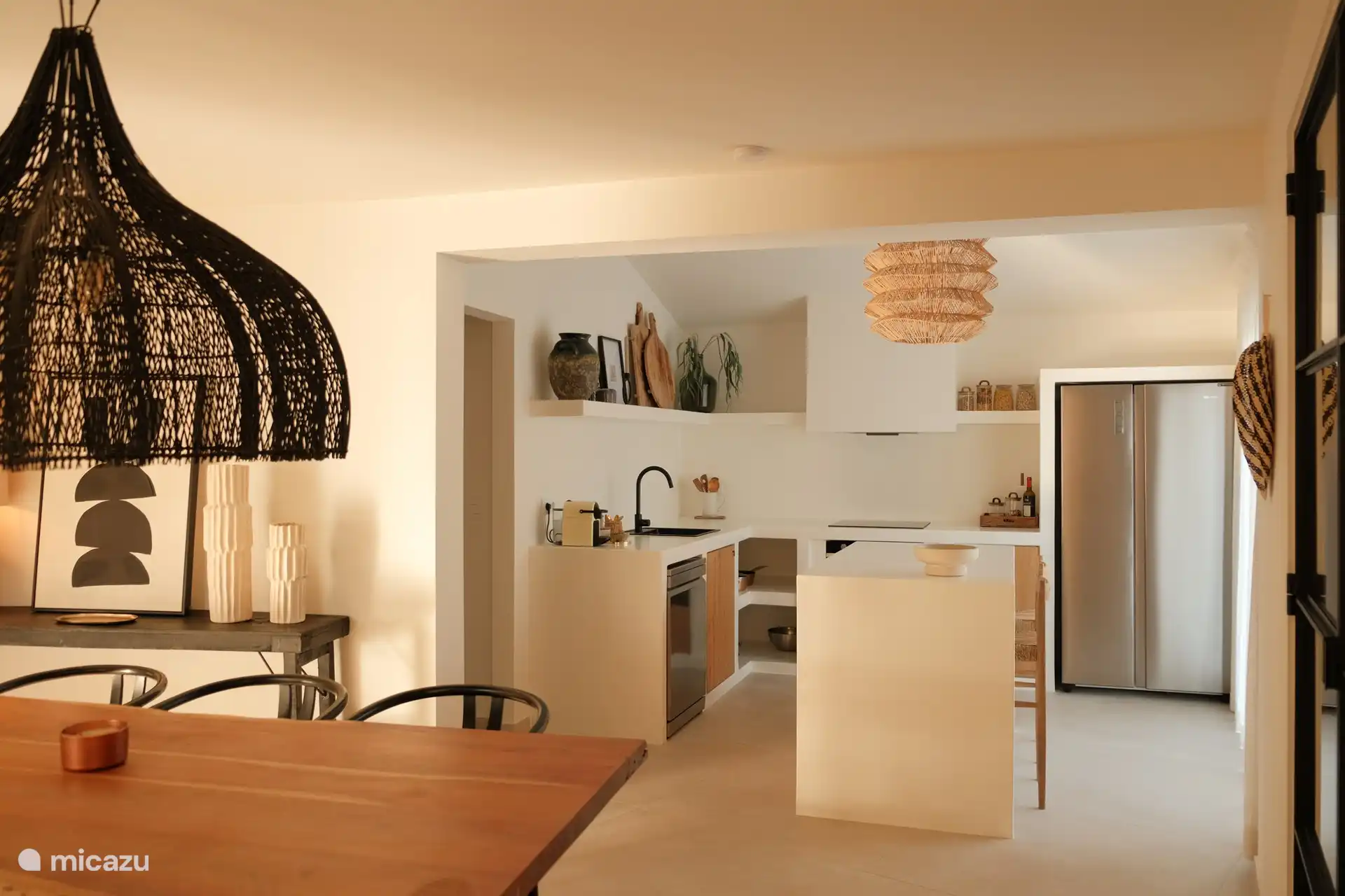 Cocina moderna estilo Ibiza con lavavajillas, cocina, microondas combinado/barbacoa, cafetera, tostadora, etc.