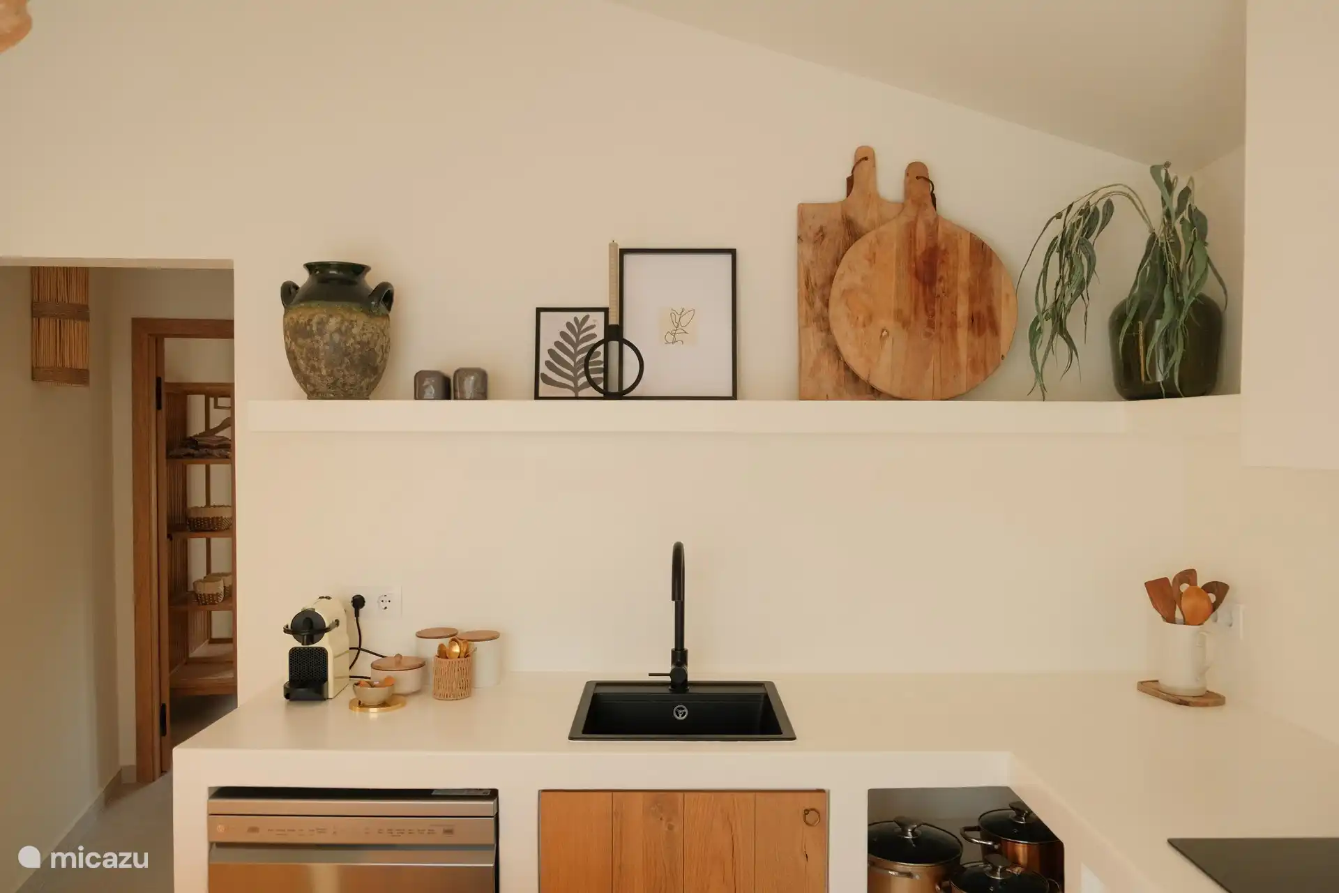 Cocina moderna estilo Ibiza con lavavajillas, cocina, microondas combinado/barbacoa, cafetera, tostadora, etc.