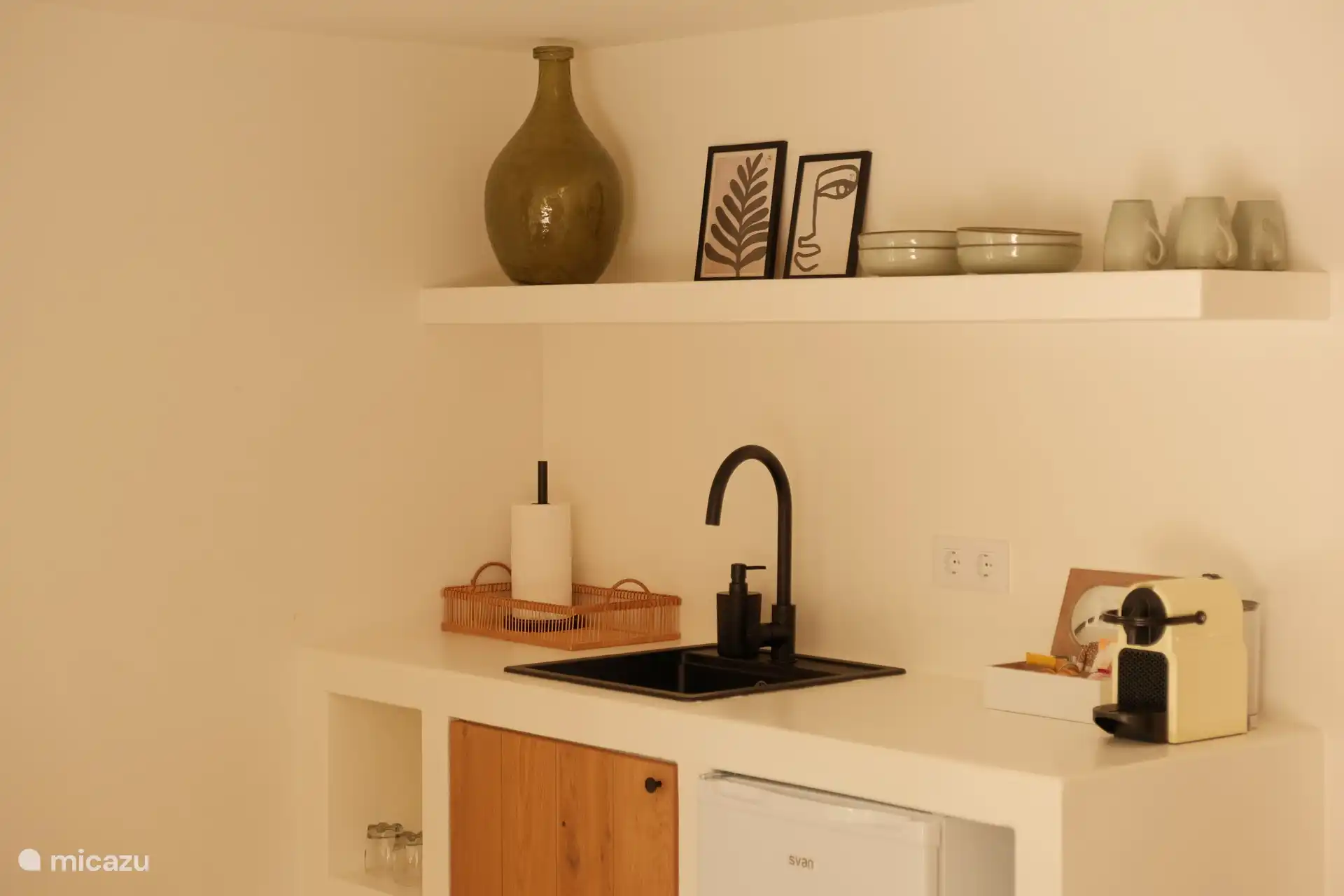 Cocina pequeña adicional en la planta baja.