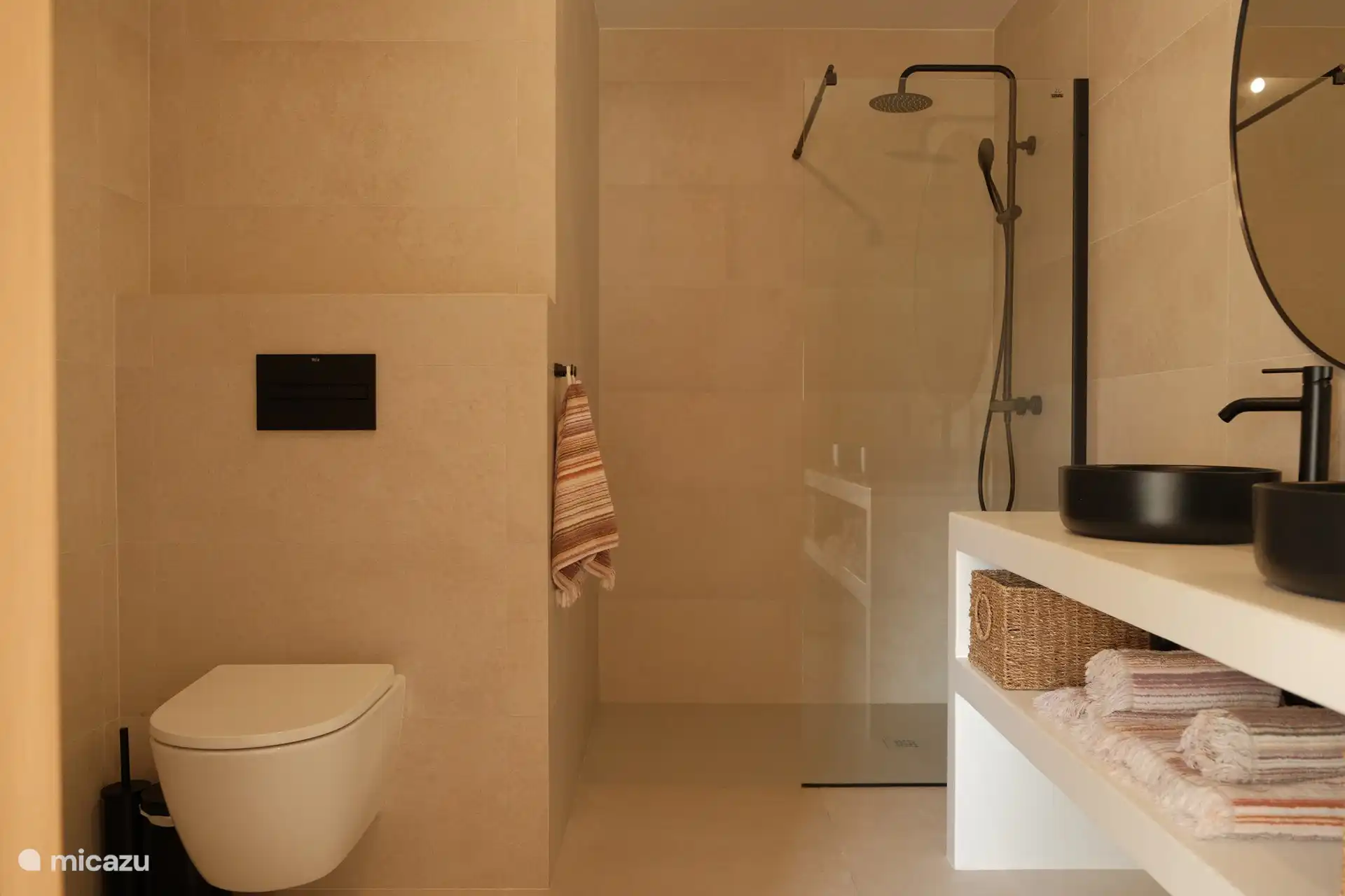 Un total de 3 baños modernos, cada uno con ducha a ras de suelo