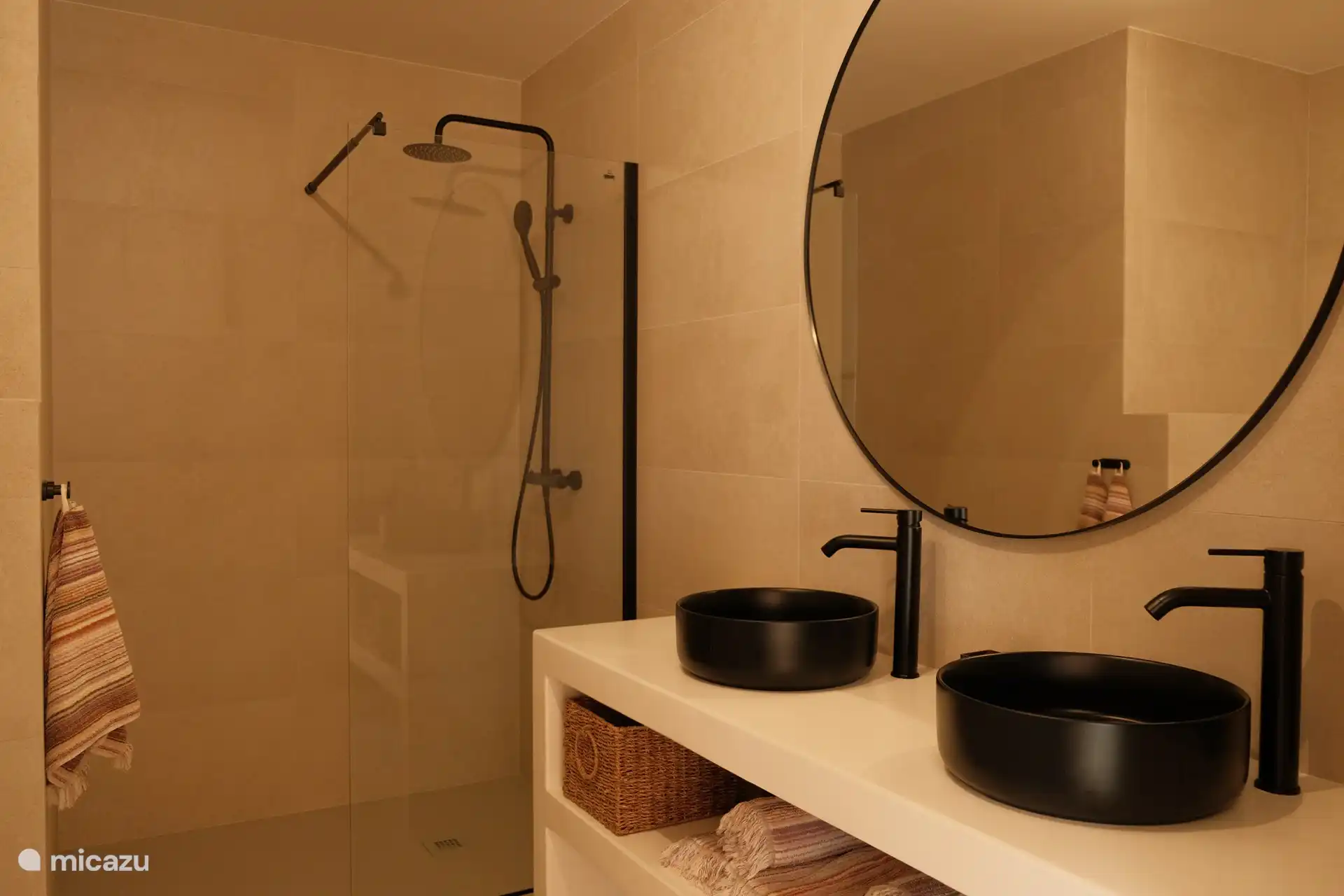 Un total de 3 baños modernos, cada uno con ducha a ras de suelo