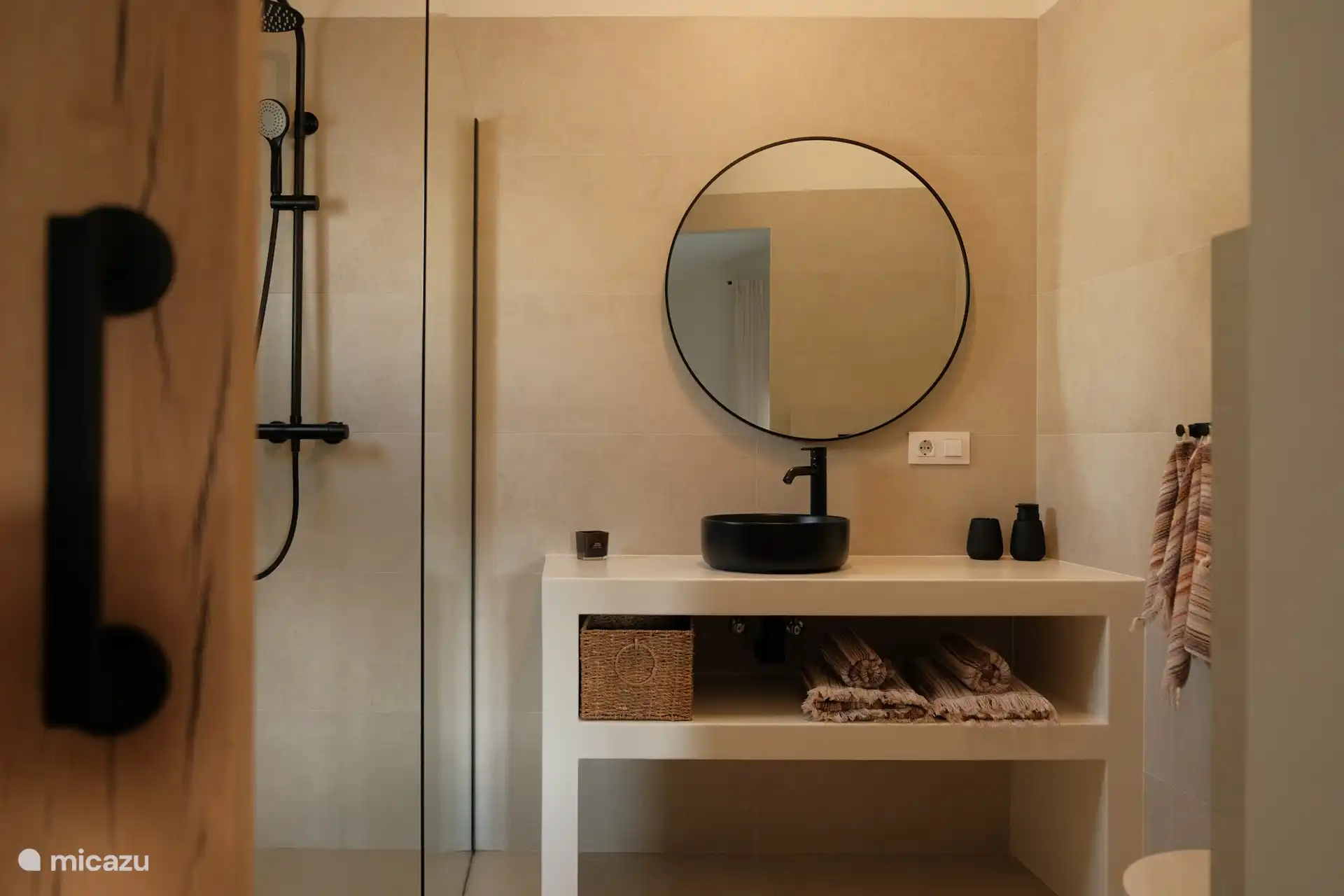 Baño privado con ducha a ras de suelo