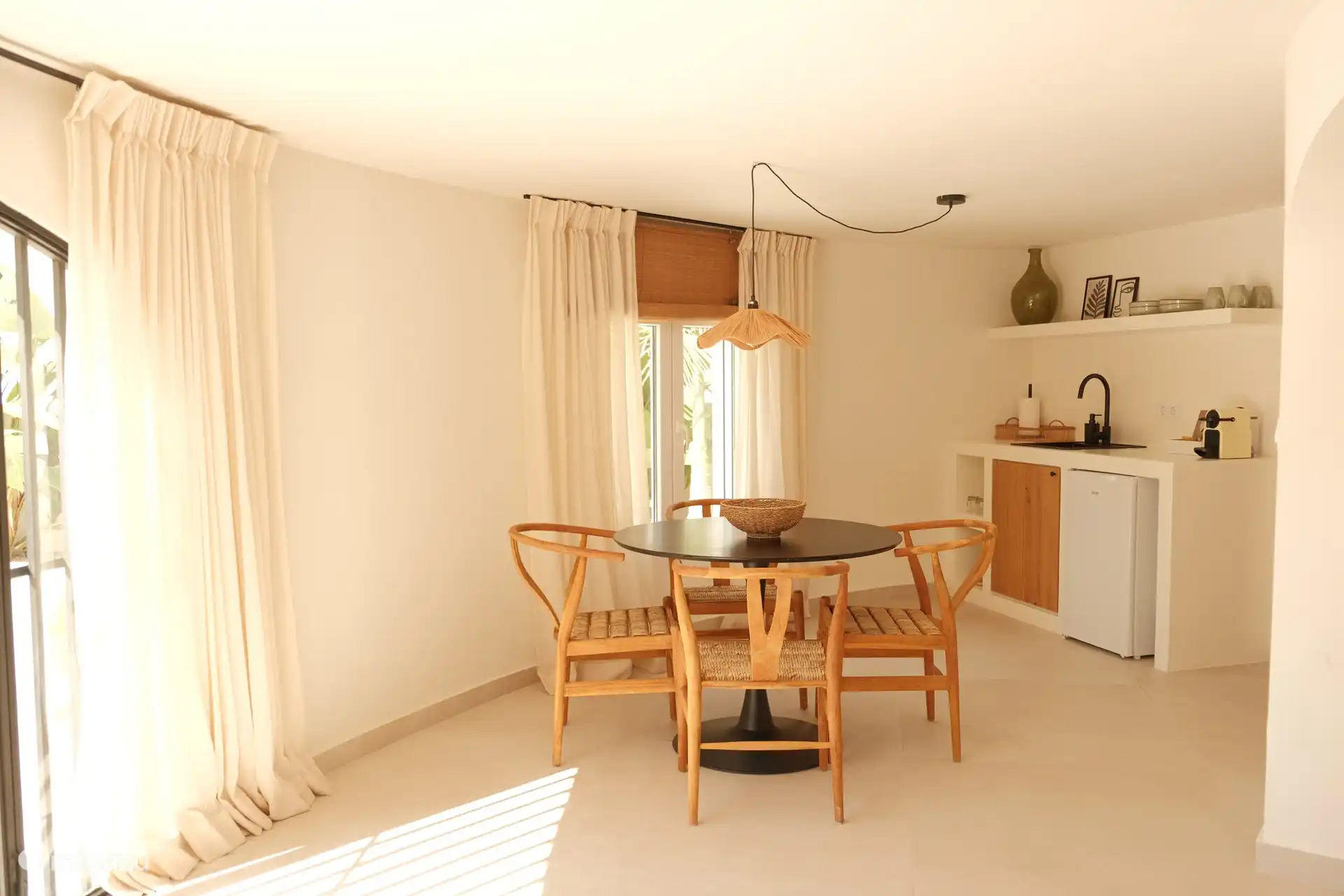En la planta baja hay una mesa extra para comer y una pequeña cocina