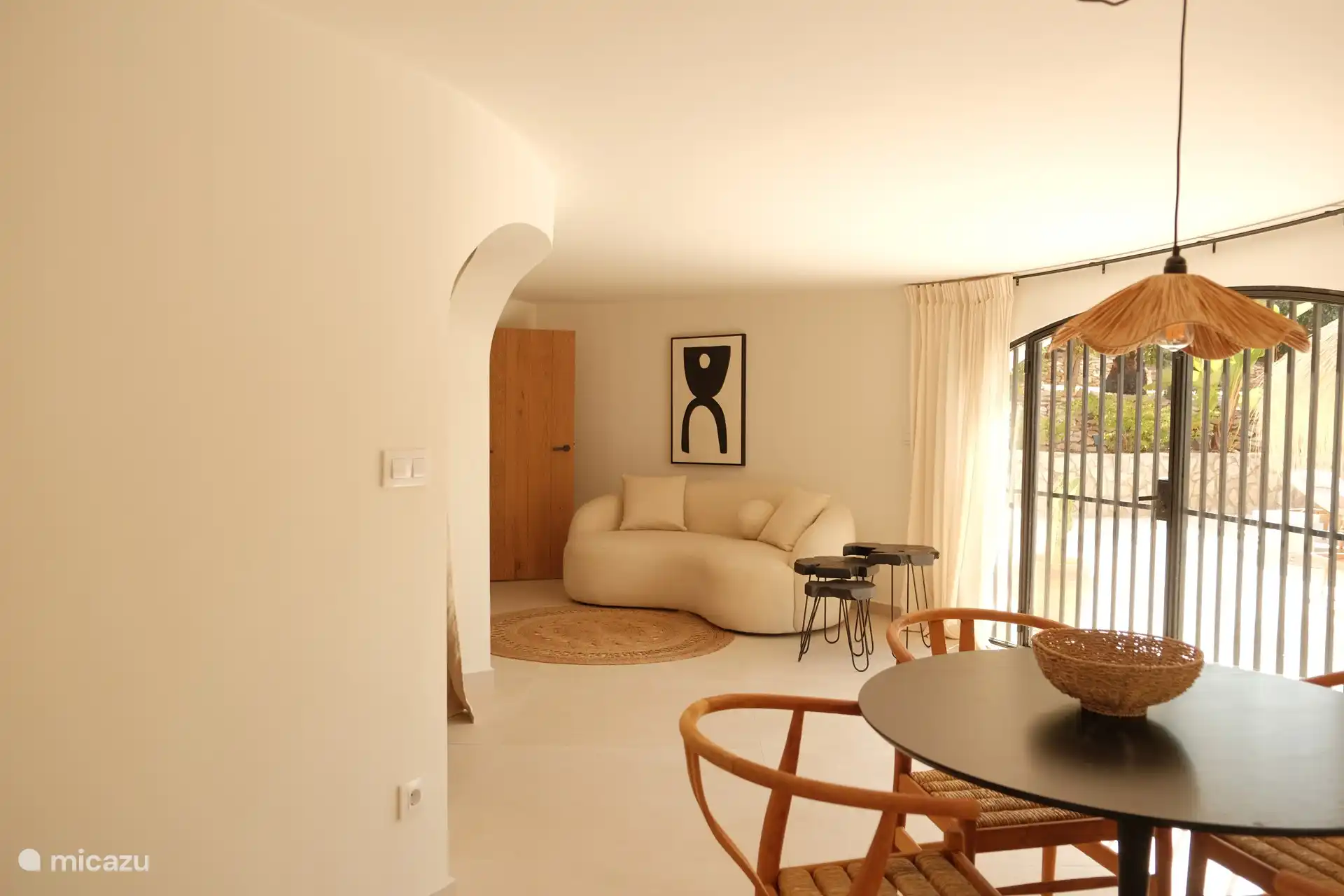 Acogedora sala de estar número 1 con TV.
En total hay 3 áreas de descanso en la villa.