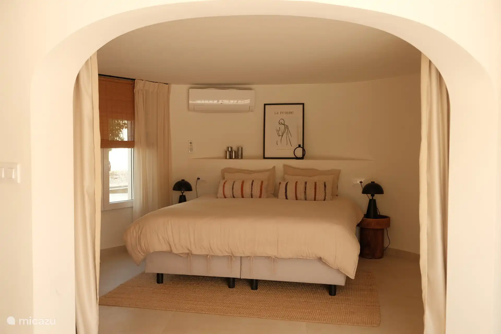 En este salón hay 2 dormitorios, un baño con ducha a nivel de vestido, una zona de estar con un sofá cómodo, una mesa de comedor y una pequeña cocina 