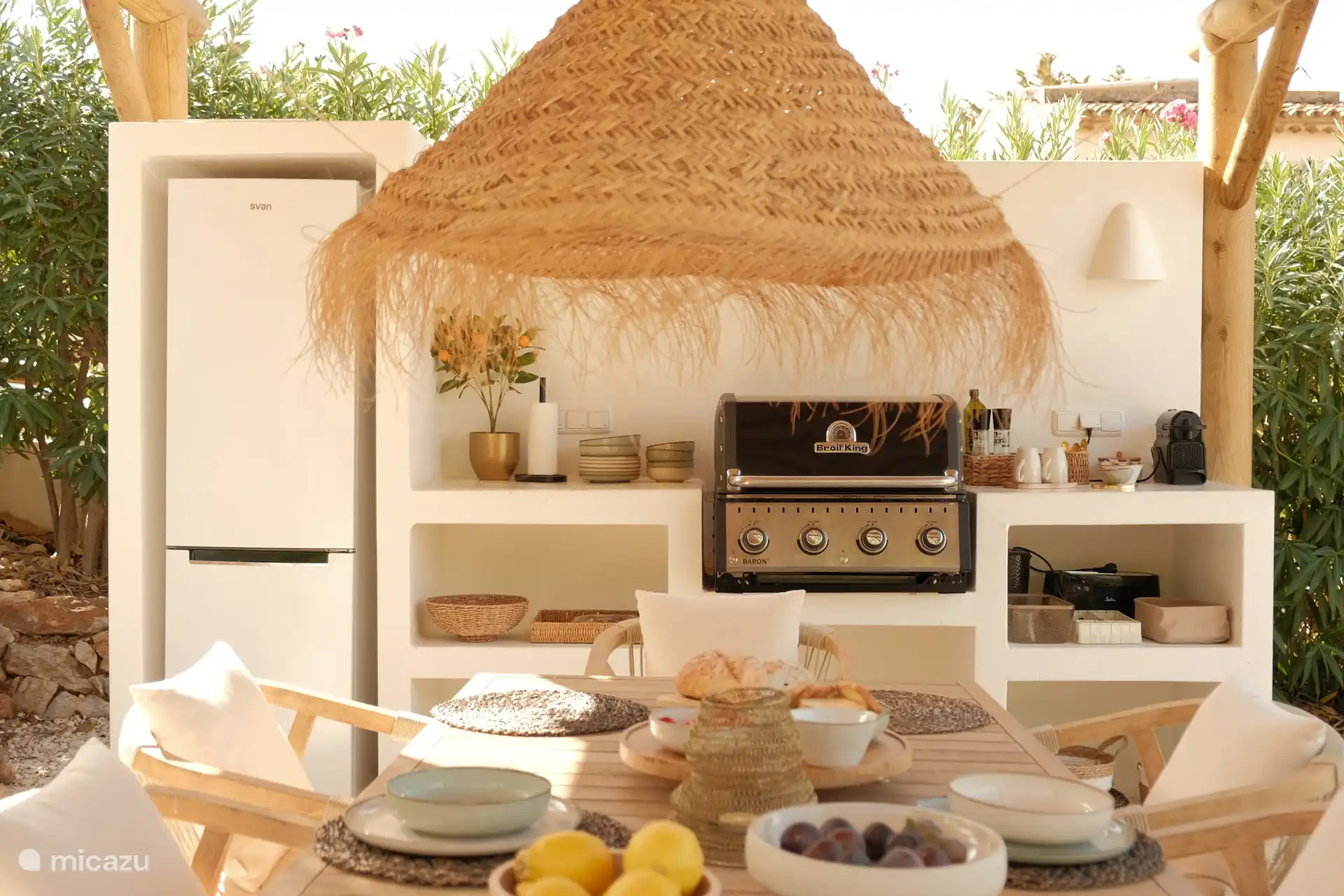 Almuerzo en la acogedora cocina exterior entre las palmeras.