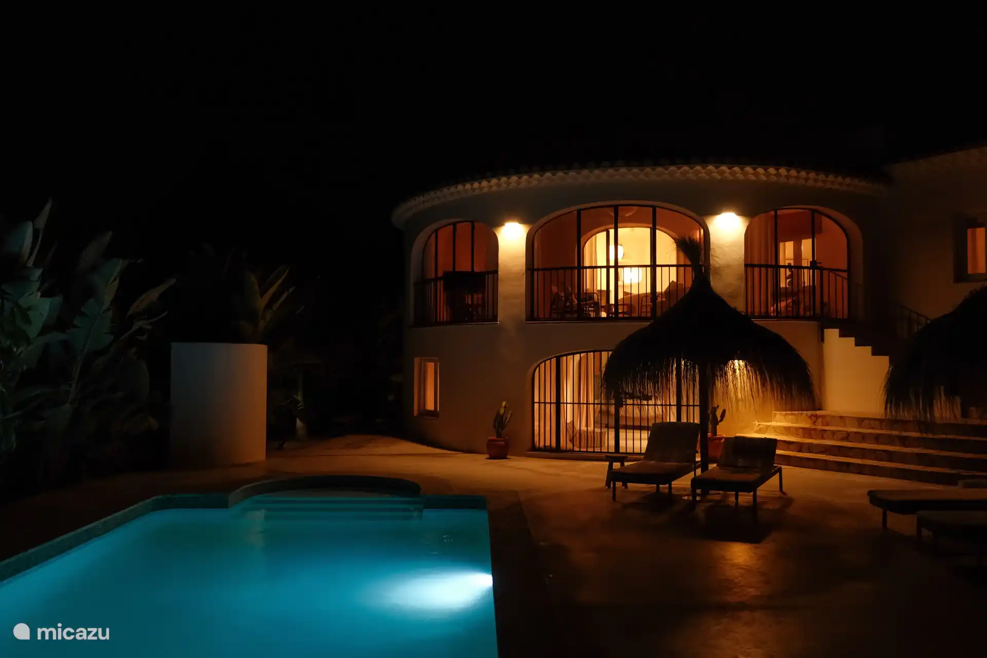 Noches atmosféricas junto a la piscina.