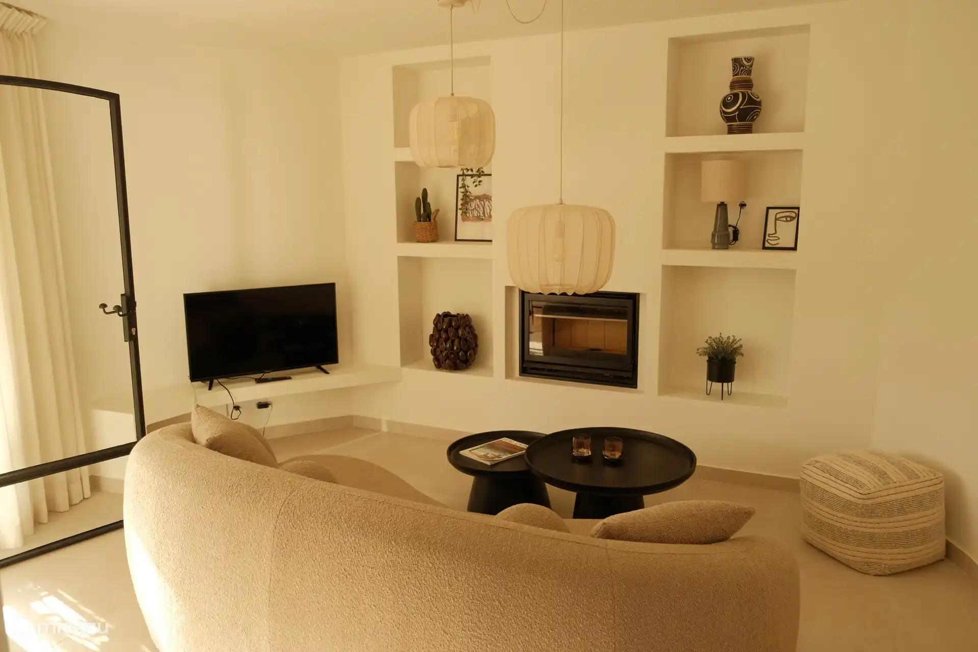 Zona de estar acogedora con chimenea.