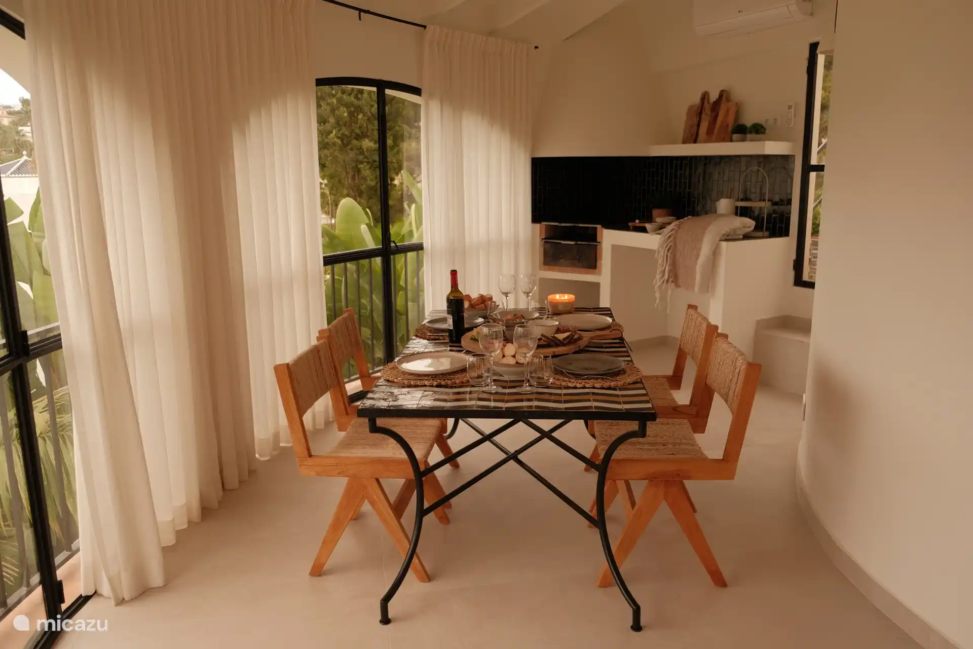 Naya tradicional española con un toque moderno. Justo al lado de la sala de estar se encuentra la espaciosa naya con sala de estar no. 3, mesa de comedor adicional, cocina al aire libre con parrilla y vistas a las montañas y la piscina