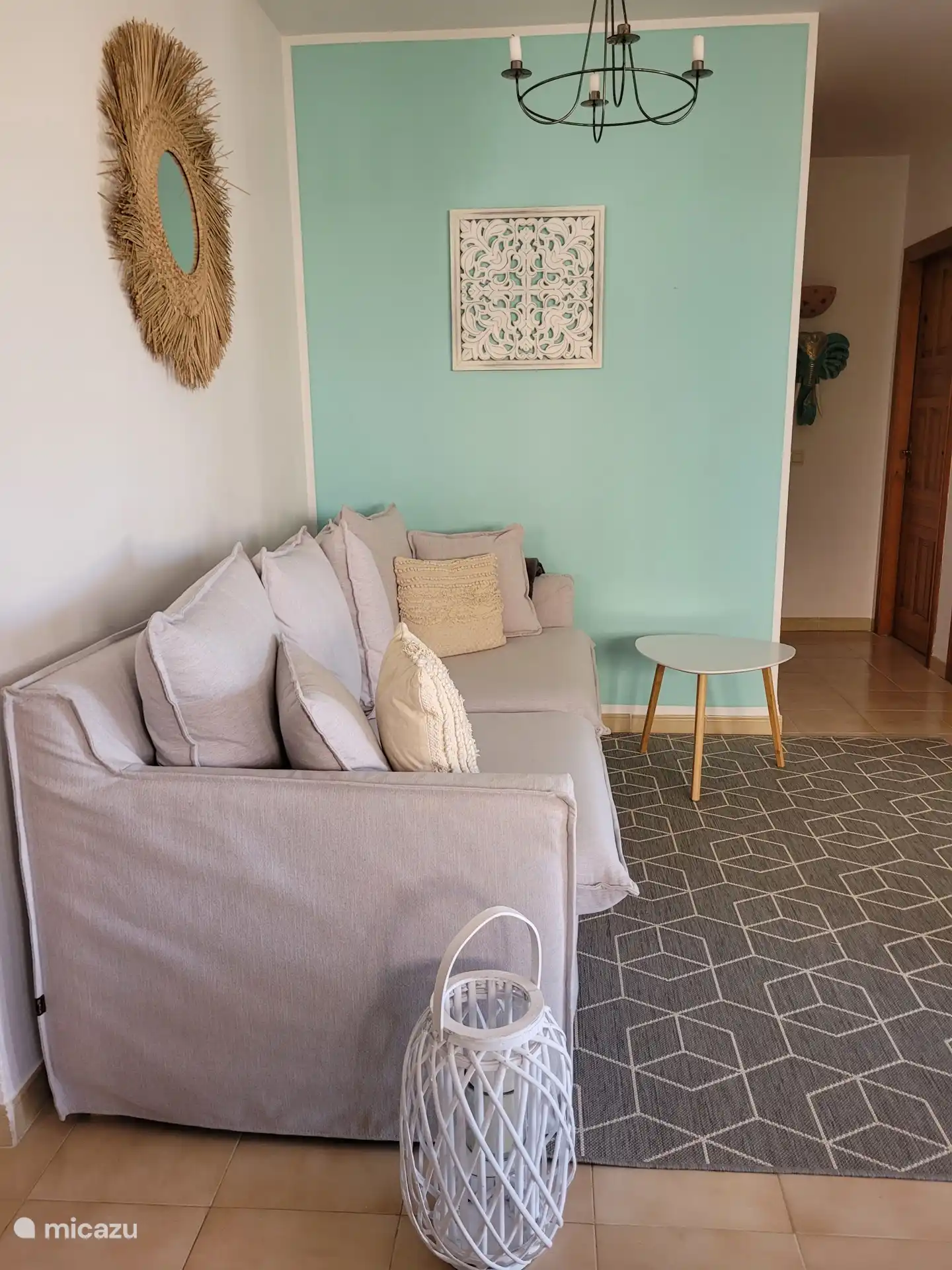 Sala de estar con TV de pared de última generación (Waipu) 